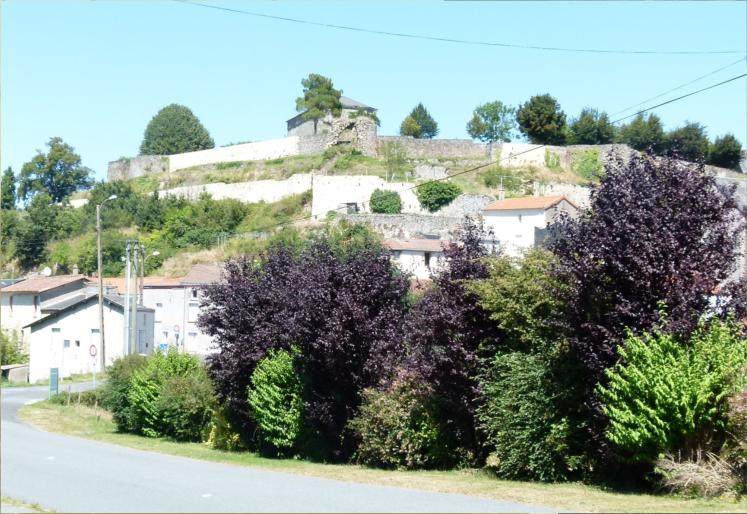 remparts du chteau de Maulon (79700) en 2012