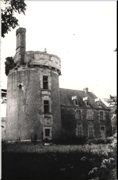 tour renaissance du chteau de Bessay avant sa restauration.