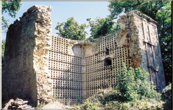 ruines du colombier avant sa restauration.