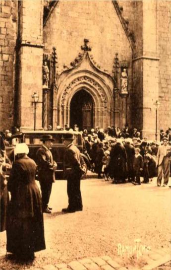 Parvis de l'glise St Pierre des Herbiers aprs 1936.